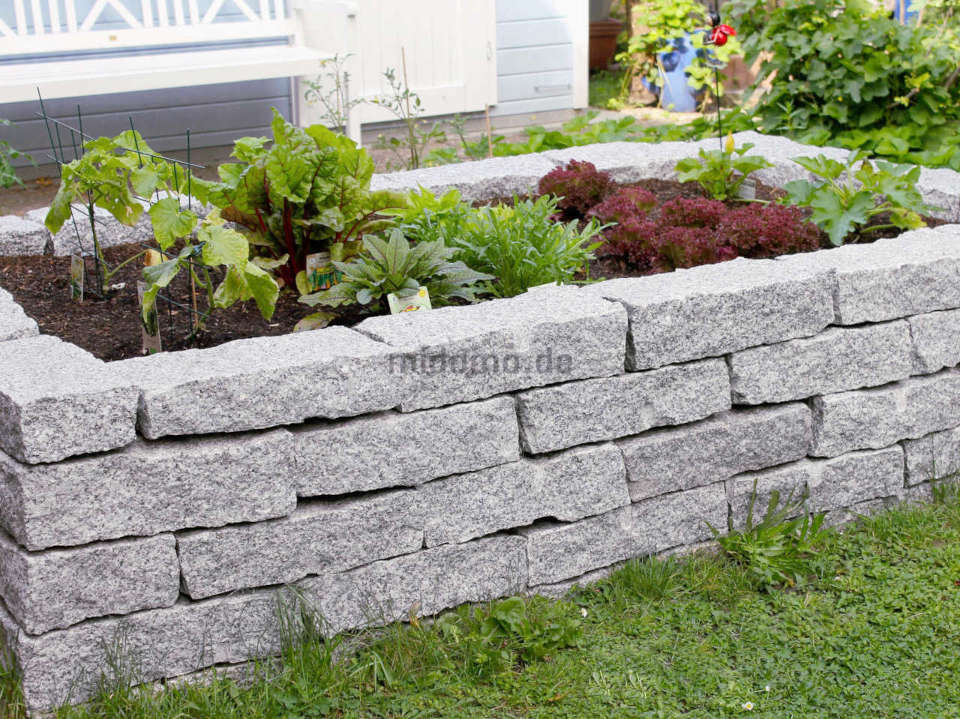 Hochbeet im Garten aus Granit Mauersteinen