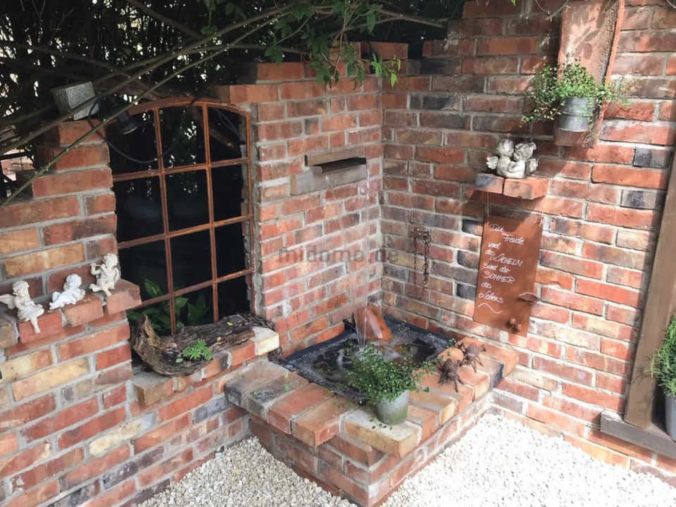 Ruinenmauer aus Ziegelsteinen im Garten